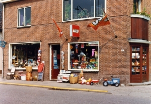 BV061 7 De winkel van Sueters omstreeks 1985
